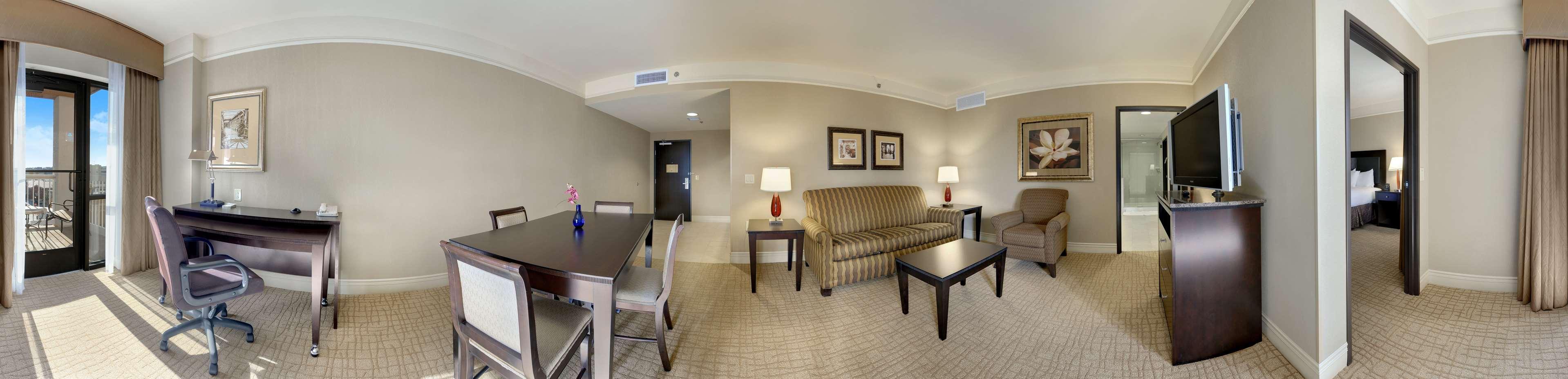 Hilton Dallas Town Square Hotel 4*