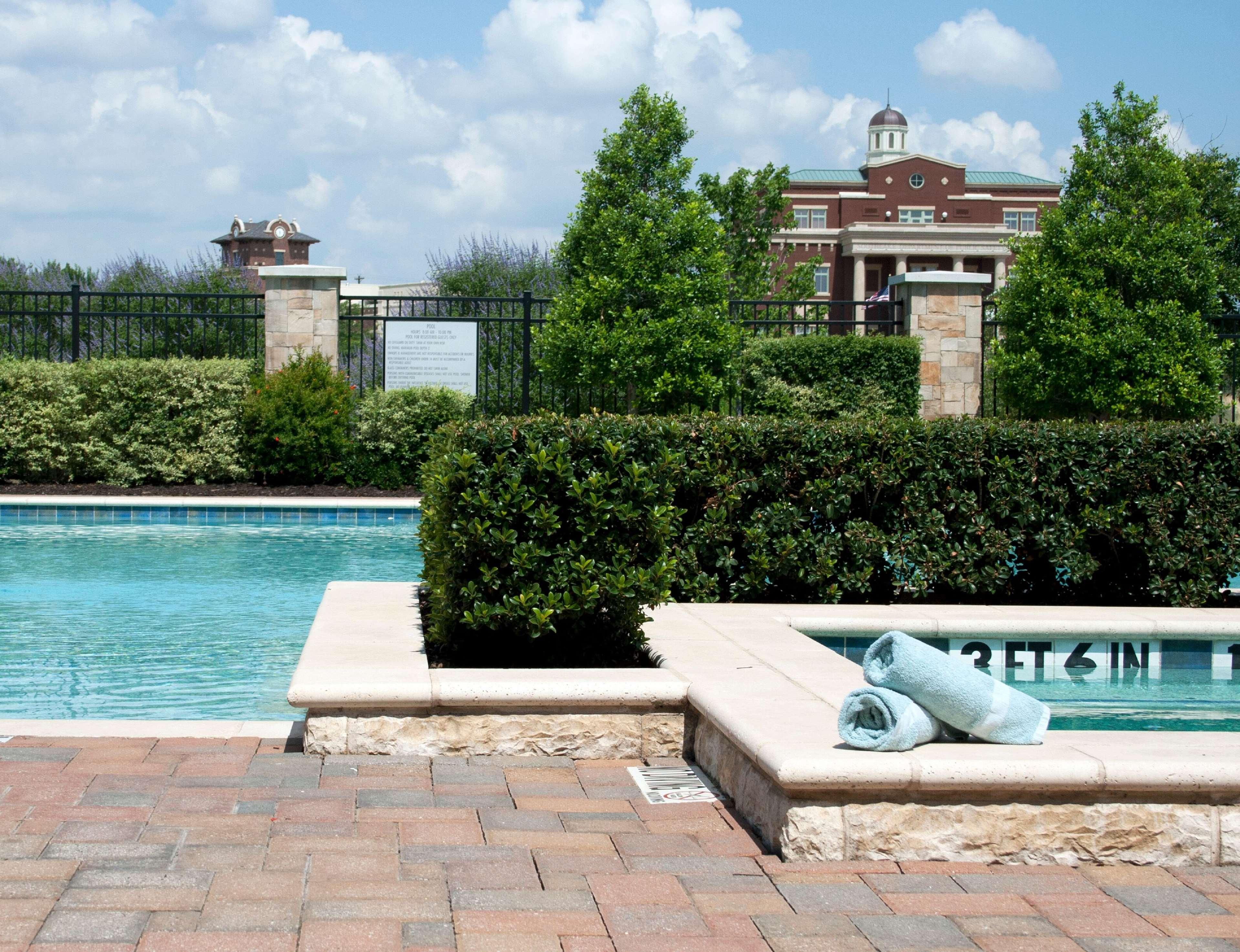 Hotel Hilton Dallas Town Square 4*