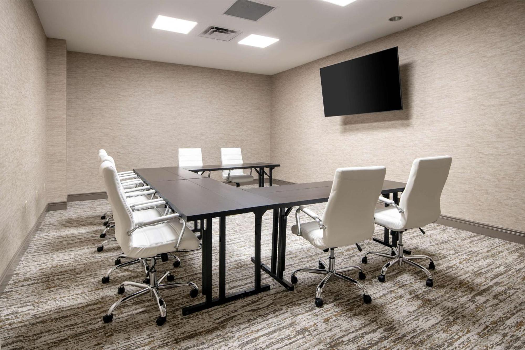Hilton Dallas Town Square Hotel 4*