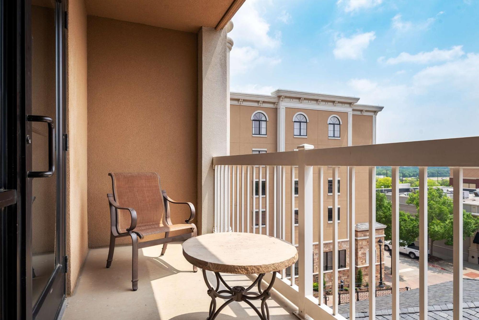 Hilton Dallas Town Square 4*